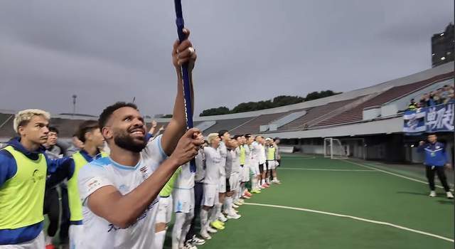 最后一支球, 新球队, 场首发